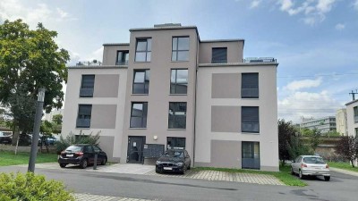 im DG: frisch renoviert mit Kitchenette, großer Terrasse + PKW-Parker: Selbstbezug oder Vermietung