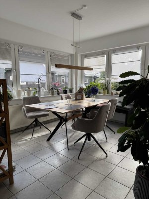 Renovierte Eigentumswohnung mit Aufzug, Einbauküche und Stellplatz in zentraler Lage
