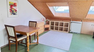 Möbliertes WG-Zimmer mit eigenem Bad im Dachgeschoss eines Einfamilienhauses in Sauerlach