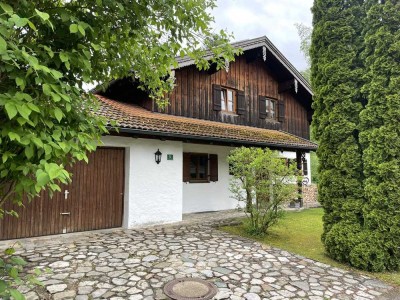 Freistehendes sonniges Einfamilienhaus mit Bergblick in Traumlage