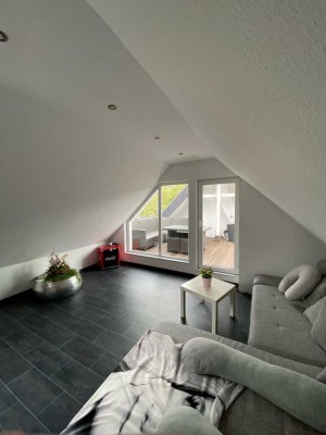 Sanierte Maisonette-Wohnung mit drei Zimmern und Dachterrasse in Duisburg