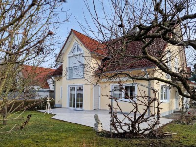 Einfamilienhaus, mit schönem Eckgrundstück, in Aichach