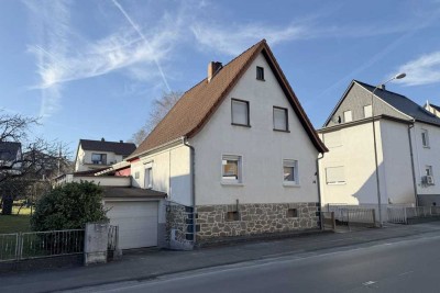 Gepflegtes Einfamilienhaus mit großzügigem Anbau und Garage in zentraler Lage