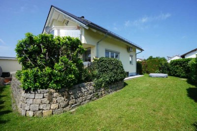 Freistehendes Einfamilienhaus mit schönem Garten, Garage und Carport