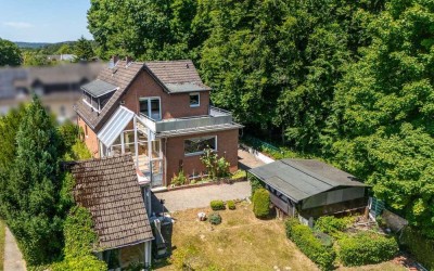 Engel & Völkers: Freistehendes Einfamilienhaus mit großem Garten, Blick ins Grüne und viel Gestaltun