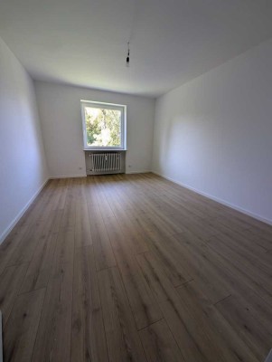Erstbezug nach Renovierung 3,5-Zimmer-Wohnung mit Balkon in Unterföhring!