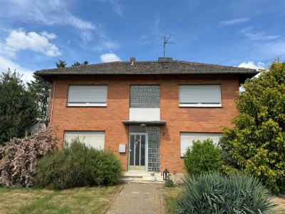 Zweifamilienhaus mit landwirtschaftlichen Flächen und einer Gewerbeeinheit