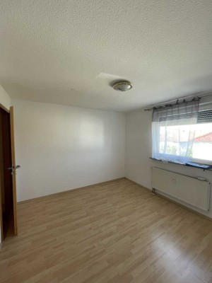 Großes, zentrales Zimmer in 6er WG *eigenes Badezimmer*