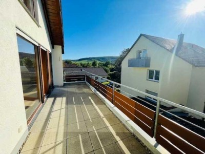 Großzügige Galerie-Wohnung in ruhiger Aussichtslage mit EBK und großem Balkon!
