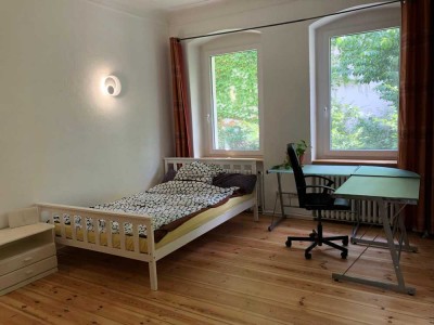 Room in Friedenau--Furnished and with a private Garden!! WG-Zimmer in Friedenau!