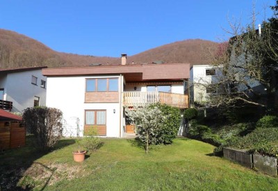 Traumhaftes Einfamilienhaus in Bad Urach mit ELW, Garage und Garten in begehrter Aussichtslage