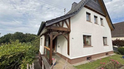 Beliebte Ortsrandlage in Wissen: älteres EFH mit Dachterrasse, Garten und zwei Garagen