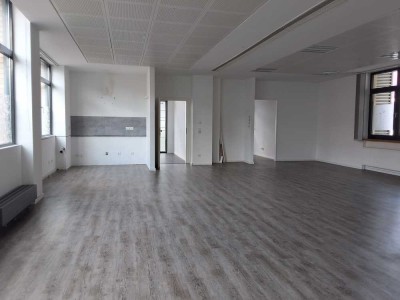 Riesige 4,5-Zimmerwohnung in zentraler Lage in Eddersheim
