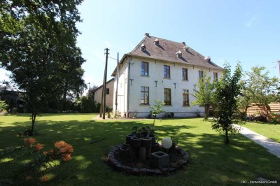 Grefrath Gewerbegebiet: Saniertes Herrenhaus mit ca. 210 m² Wohnfläche auf ca. 1.200 m² Grundstück