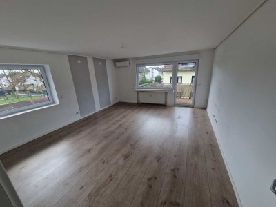 Stilvolle 3-Raum-Wohnung mit gehobener Innenausstattung mit EBK in Köln Lind
