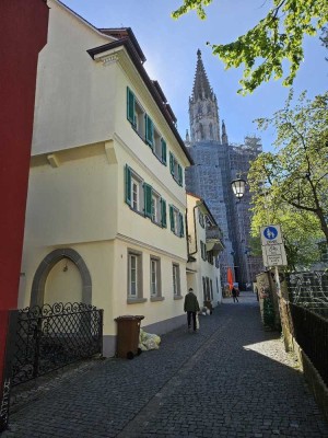 Historisches Gebäudeensemble bestehend aus einem Stadthaus und einem Mehrfamilienhaus mit 7 W