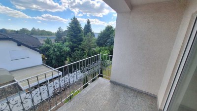 Erstbezug: helle Dachwohung mit Balkon