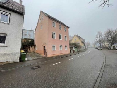 Provisionsfrei & sofort verfügbar: Leerstehendes Dreifamilienhaus mit Garten in Ludwigsburg