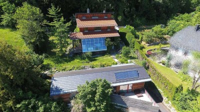 Im Einklang mit der Natur: 2 Architektenhäuser am Waldrand mit Bergblick in Feldafing