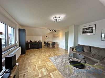 Moderne Dachgeschosswohnung mit Balkon und Stellplätzen