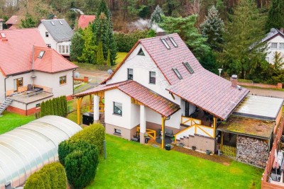 Mit Keller, Einbauküche, Sauna, Pool, Carport usw.: Einfamilienhaus am Wald in Woltersdorf