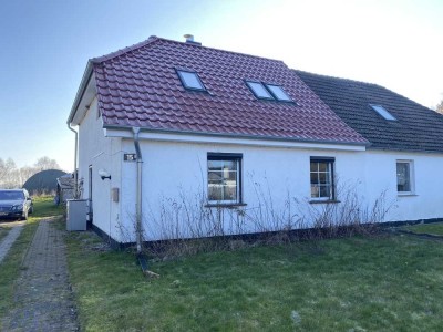 Modernisiertes Doppelhaus mit Ausbaupotenzial und großem Grundstück – Ideal für Naturliebhaber!