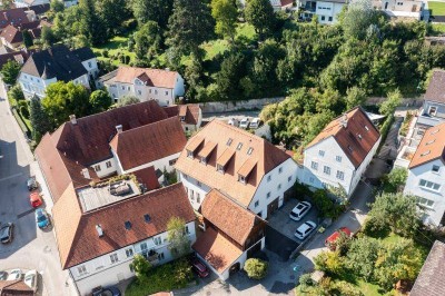 Saniertes Stadthaus mit 2 Wohnungen, Garten und 4 Garagen