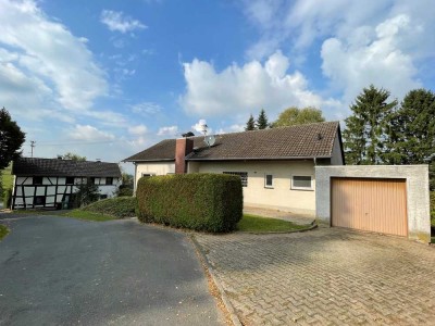 Ländliches freistehendes Einfamilienhaus mit zusätzlichen Fachwerkhaus