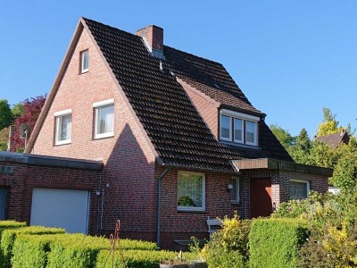 Schmuckes Einfamilienhaus mit Wintergarten und Garage