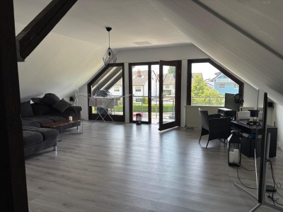 Vollständig renovierte 2-Raum-DG-Wohnung mit Balkon in Brühl