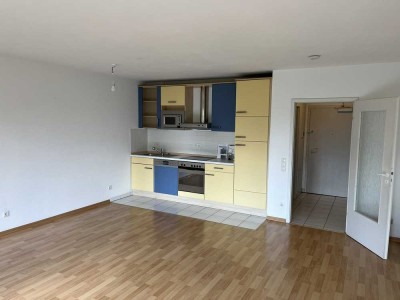 Helle und renovierte 1-Zimmer-Wohnung mit gehobener Innenausstattung mit Balkon und EBK