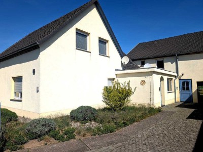 Einfamilienhaus mit Einliegerwohnung, Gartenidylle & Garagen