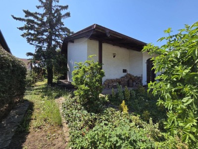 Sommerhäuschen/renovierungsbedürftiges Einfamilienhaus mit liebenswertem Garten, Garage, teilunterkellert