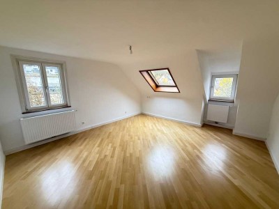 Untertürkheim: Schöne, renovierte 4-Zi.-DG-Whg. * 99 qm Wfl. * neues Bad * gute Lage * WG-möglich!