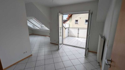 schön geschnittene, helle 4 Zimmer Wohnung mit großem Balkon