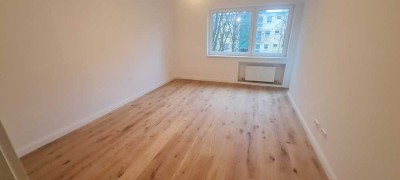 Exklusive, sanierte 2-Zimmer-Wohnung mit geh. Innenausstattung mit Balkon