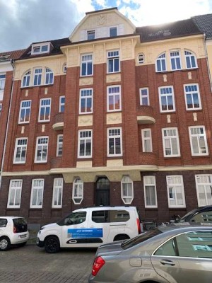 Kiel - Nähe Blücherplatz: Freie 3,5 Zimmer Eigentumswohnung im 1.0G. Etwas Modernisierungsbedürftig.