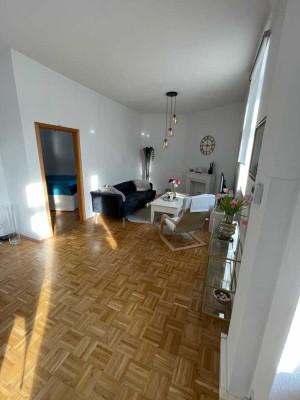 Gemütliche 2-Zimmer-Wohnung mit französischem Balkon und Loggia. Frei ab 1.5.2025