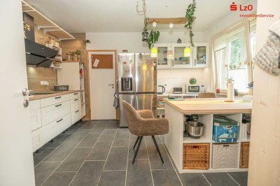 Moderne Doppelhaushälfte mit großen Garten