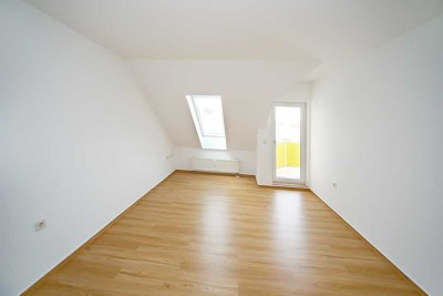 Moderne 4-Raumdachgeschosswohnung mit Balkon und schönem Spielplatz direkt vor dem Haus