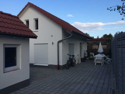 Kleines Haus mit Garten und Terrasse