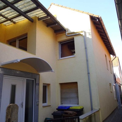 Sofort frei ! Ein eigenes kleines Haus mit kleinem Gartenanteil und EBK - Bilder noch alt :)