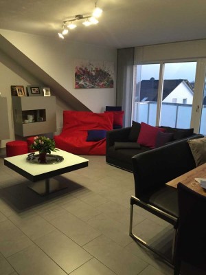 Sehr schöne und renovierte 3-Zimmer-Dachgeschosswohnung mit geh. Innenausstattung mit Balkon