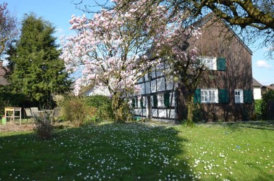 Lohmar-Ruhiglage: Sonniges Baugrundstück mit Fachwerkhaus zu verkaufen