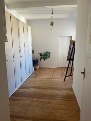Sanierte 4-Zimmer-Altbauwohnung mit Balkon