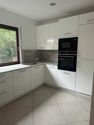 Geräumiges Einfamilienhaus mit großer Garage und Möglichkeit für Einliegerwohnung in Berlin-Kladow.
