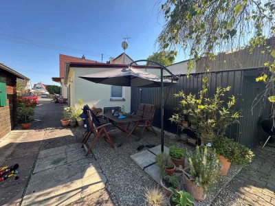 Renovierte kl. Doppelhaushälfte mit großem, gepflegtem Garten, Garage und Gartenhaus!