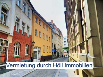 Höll-Immobilien vermietet sonnige 1-Raumwohnung mit Einbauküche in der Kuhgasse 4.