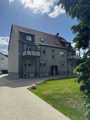 gepflegte Wohnung mit 2 Garagen und Kleingarten
