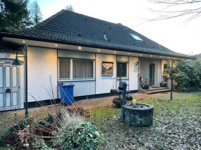 Ansprechend, modernisierter  Bungalow  auf großem eingewachsenem Grundstück mit Teich*